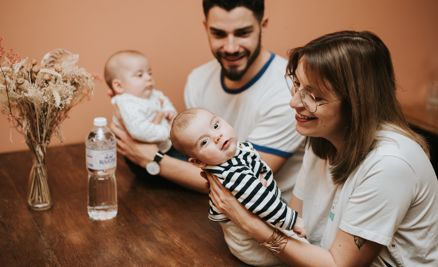Le retour à la maison avec des jumeaux